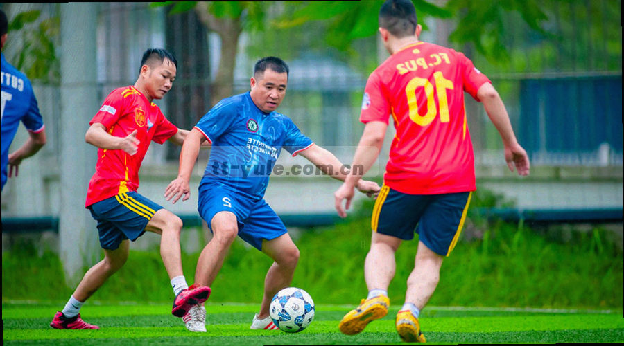 提交、确认、回复三步响应流程的信息图，使用等宽序号与箭头连接，无人物